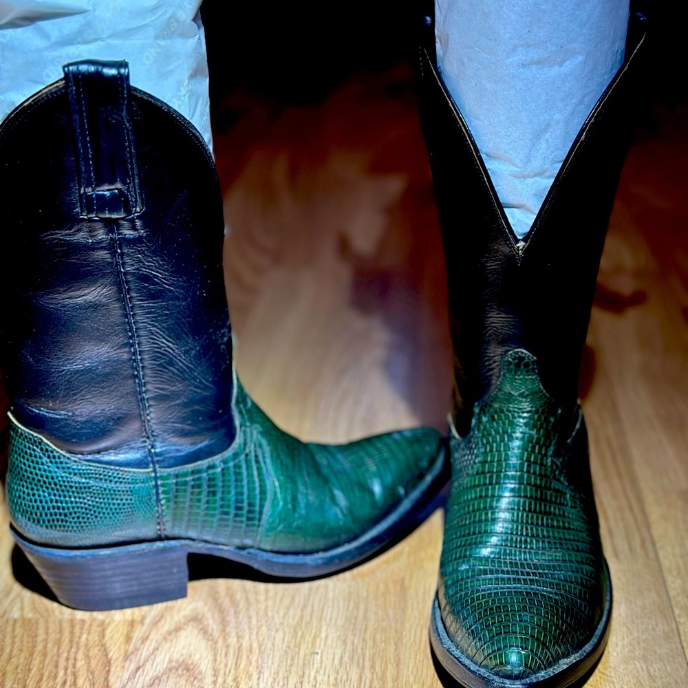 Women’s cowboy boots size 5.